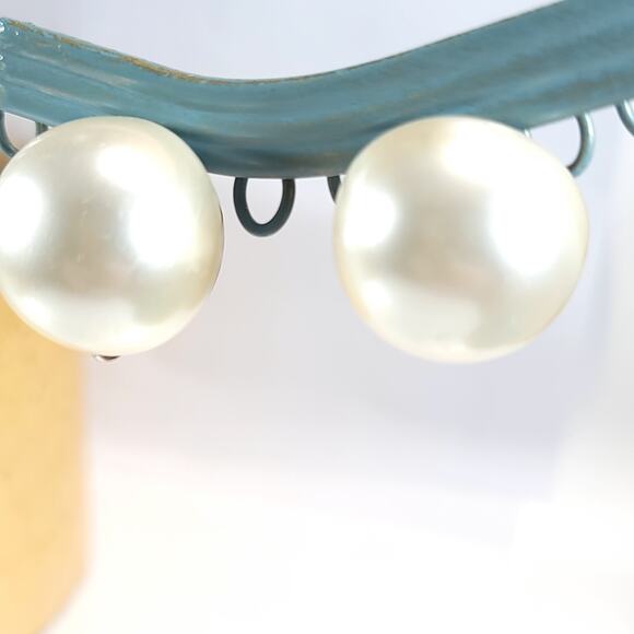 Vintage Faux Pearl Clip-on Earrings, Classic Round Design, Elegant Retro Jewelry - Picture 1 of 10